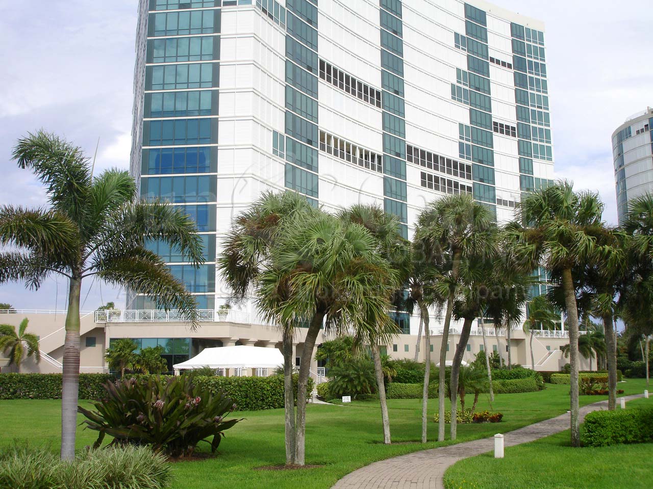 Le Ciel Park Tower Condominium Building