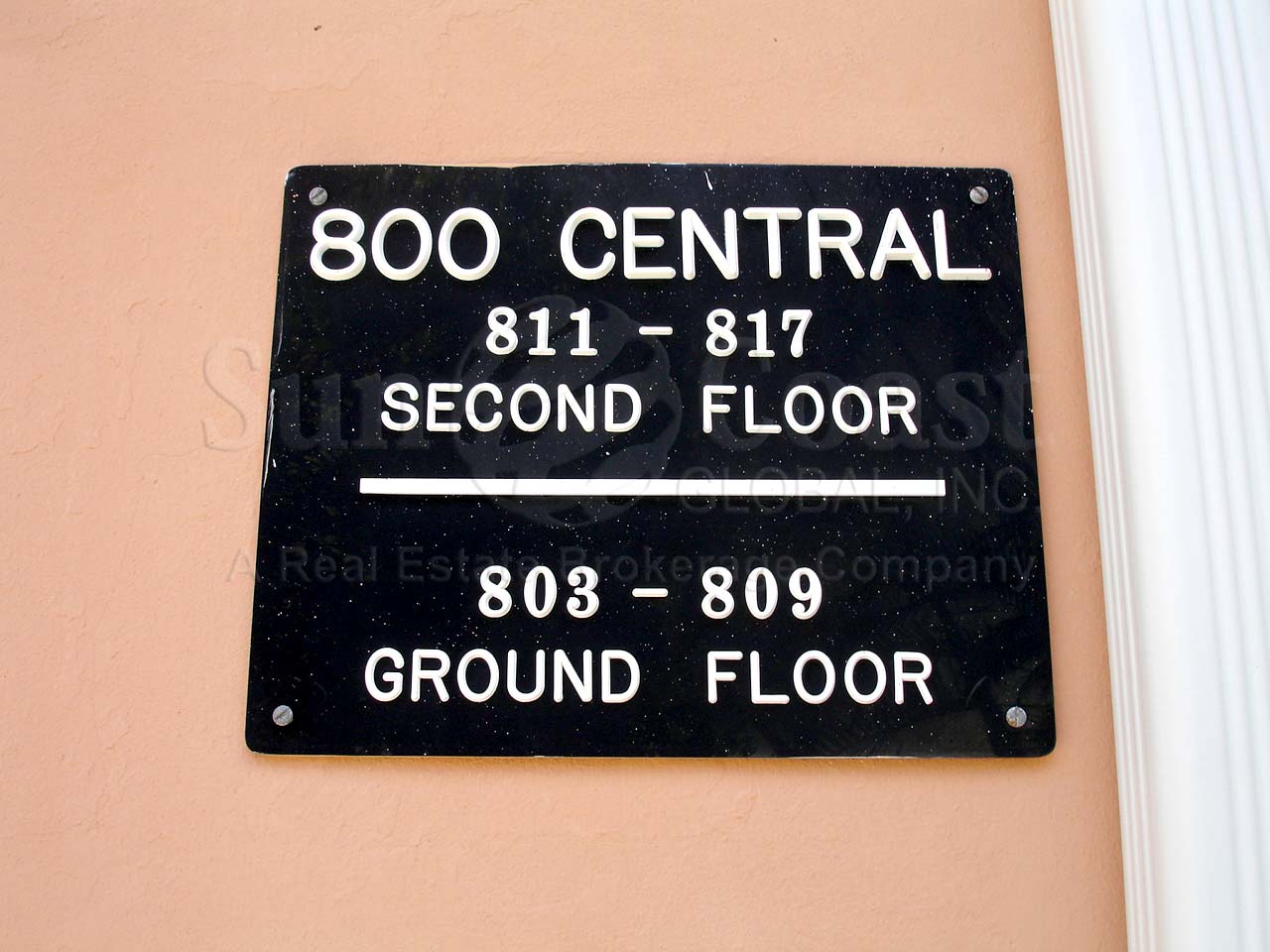 800 Central Club Signage