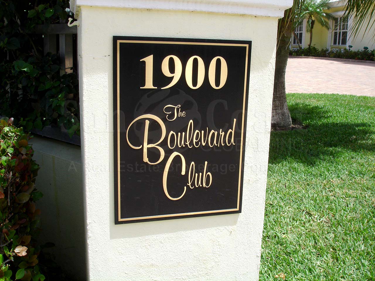 Boulevard Club Signage