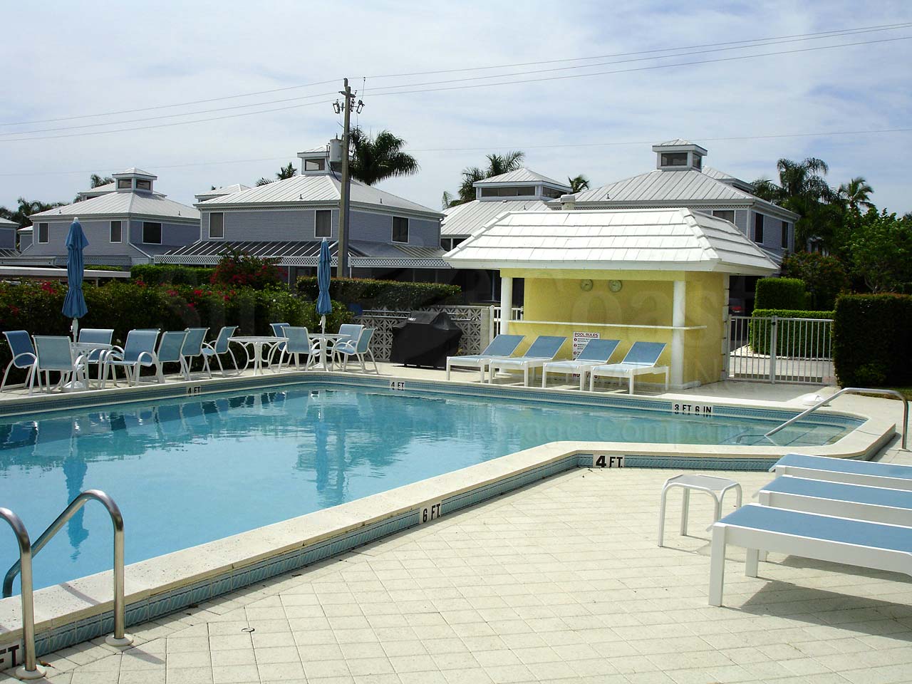Colonnade Club Community Pool