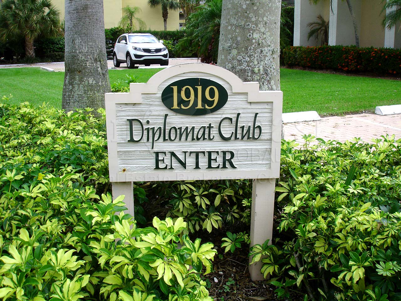 Diplomat Club Signage