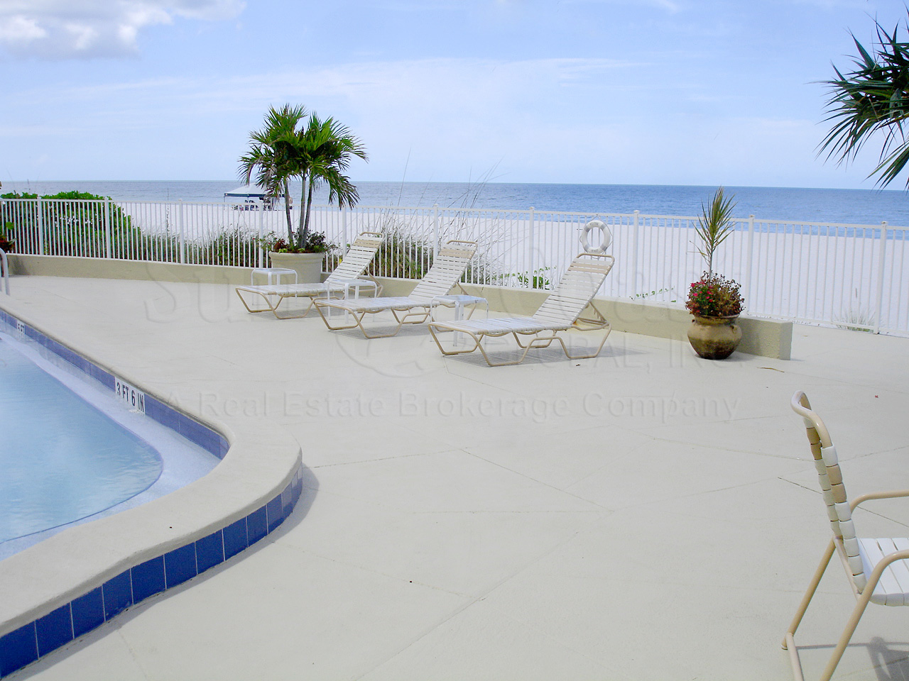Gulf View Beach Club Community Pool and Sun Deck Furnishings