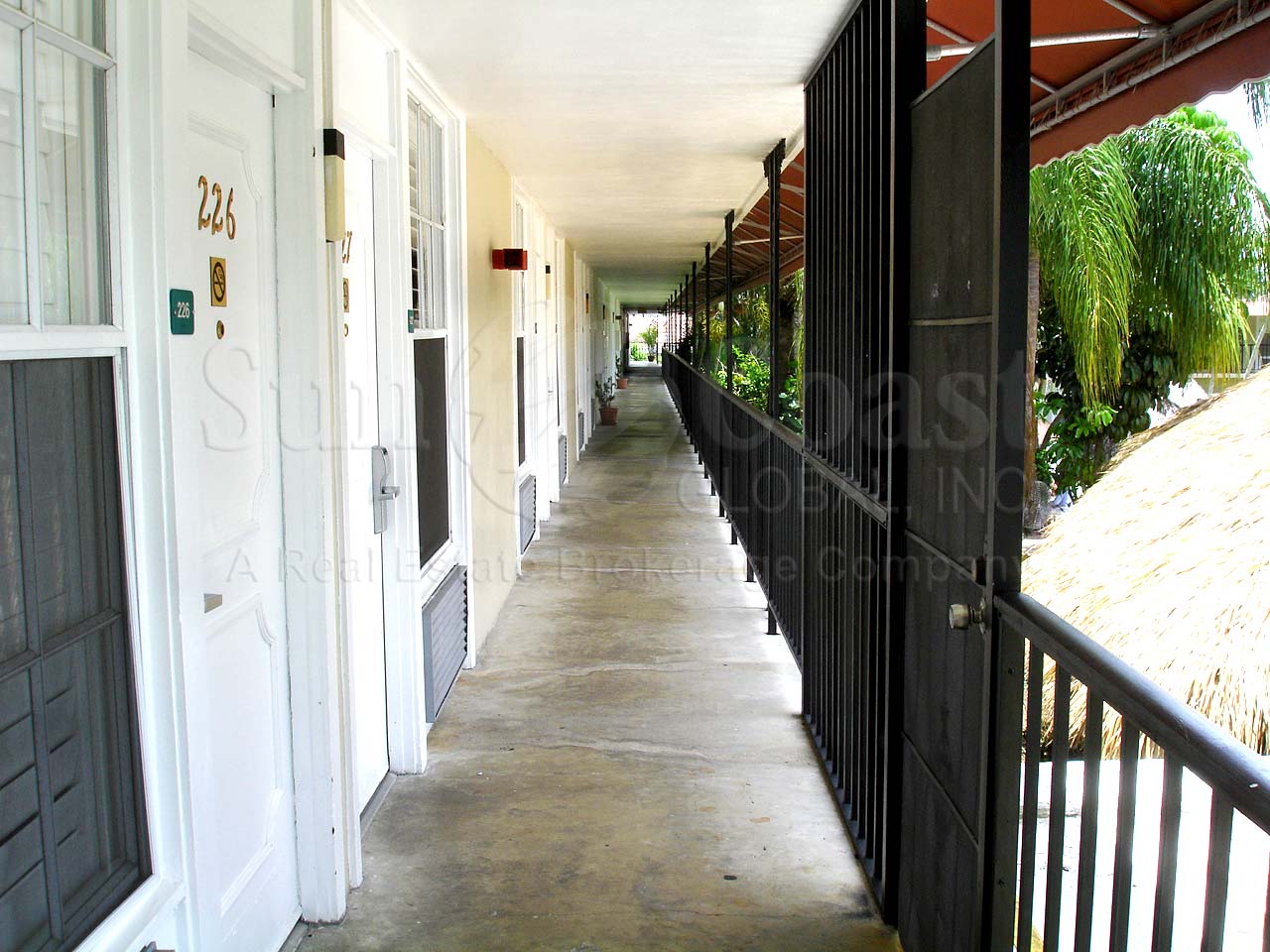 Gulfcoast Inn Of Naples Outdoor Hallway