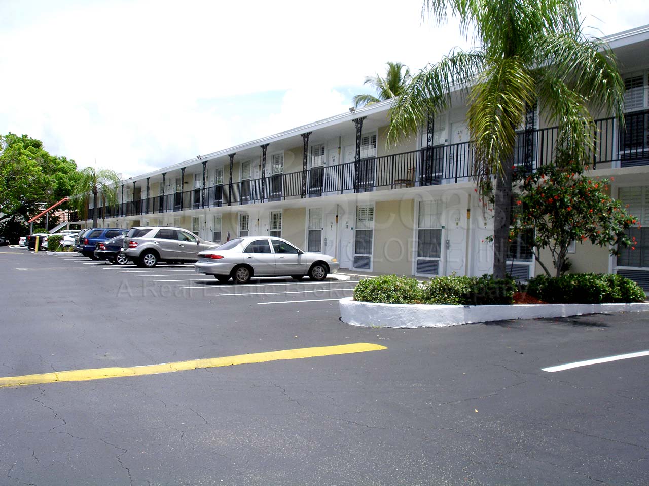 Gulfcoast Inn Of Naples Uncovered Parking