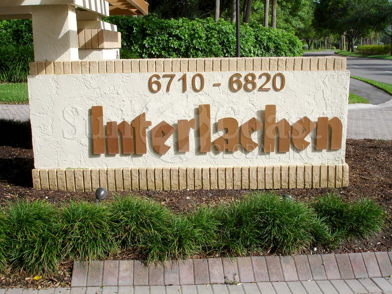 Interlachen at Pelican Bay sign