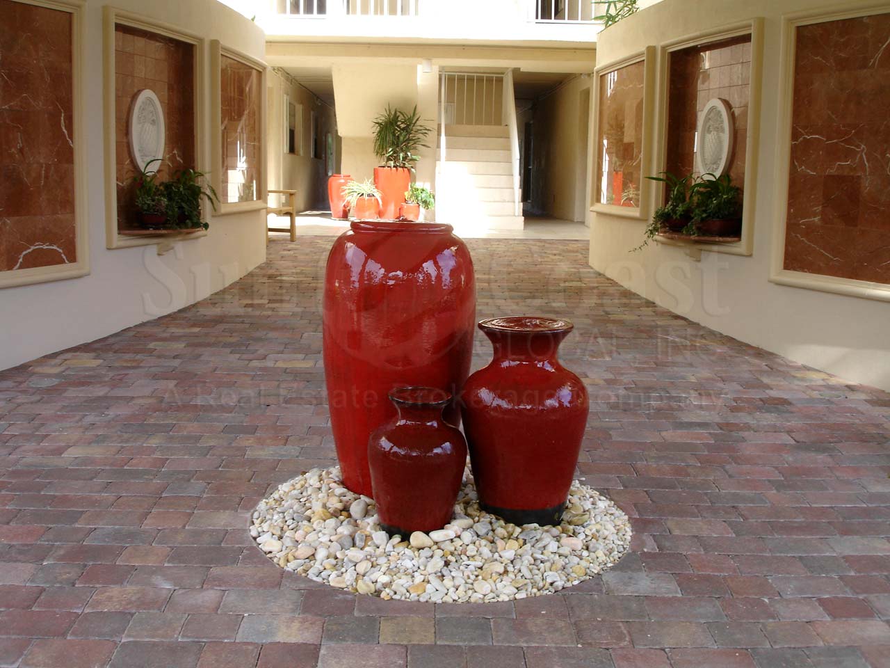 La Maison Club Decorative Vases