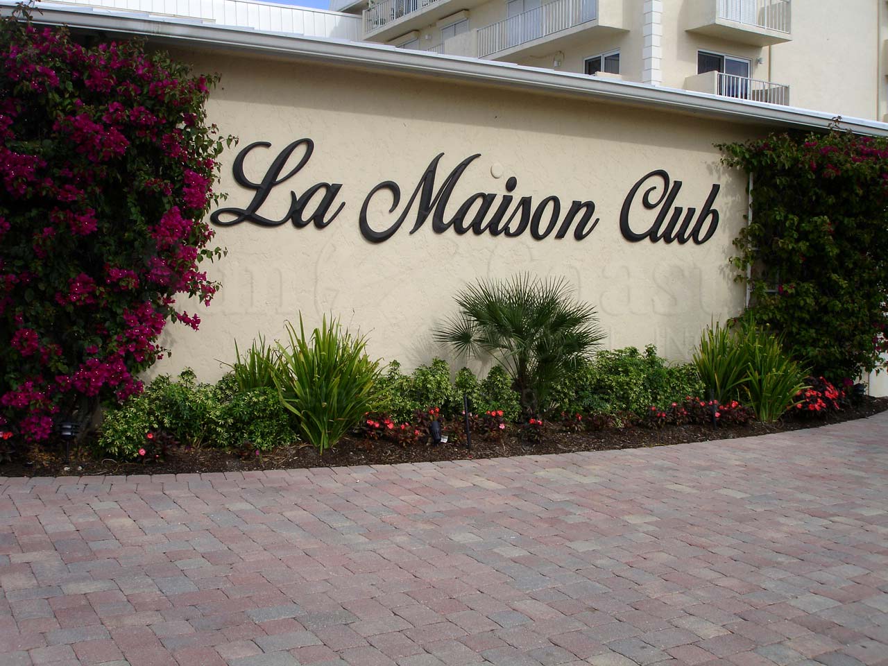 La Maison Club Signage