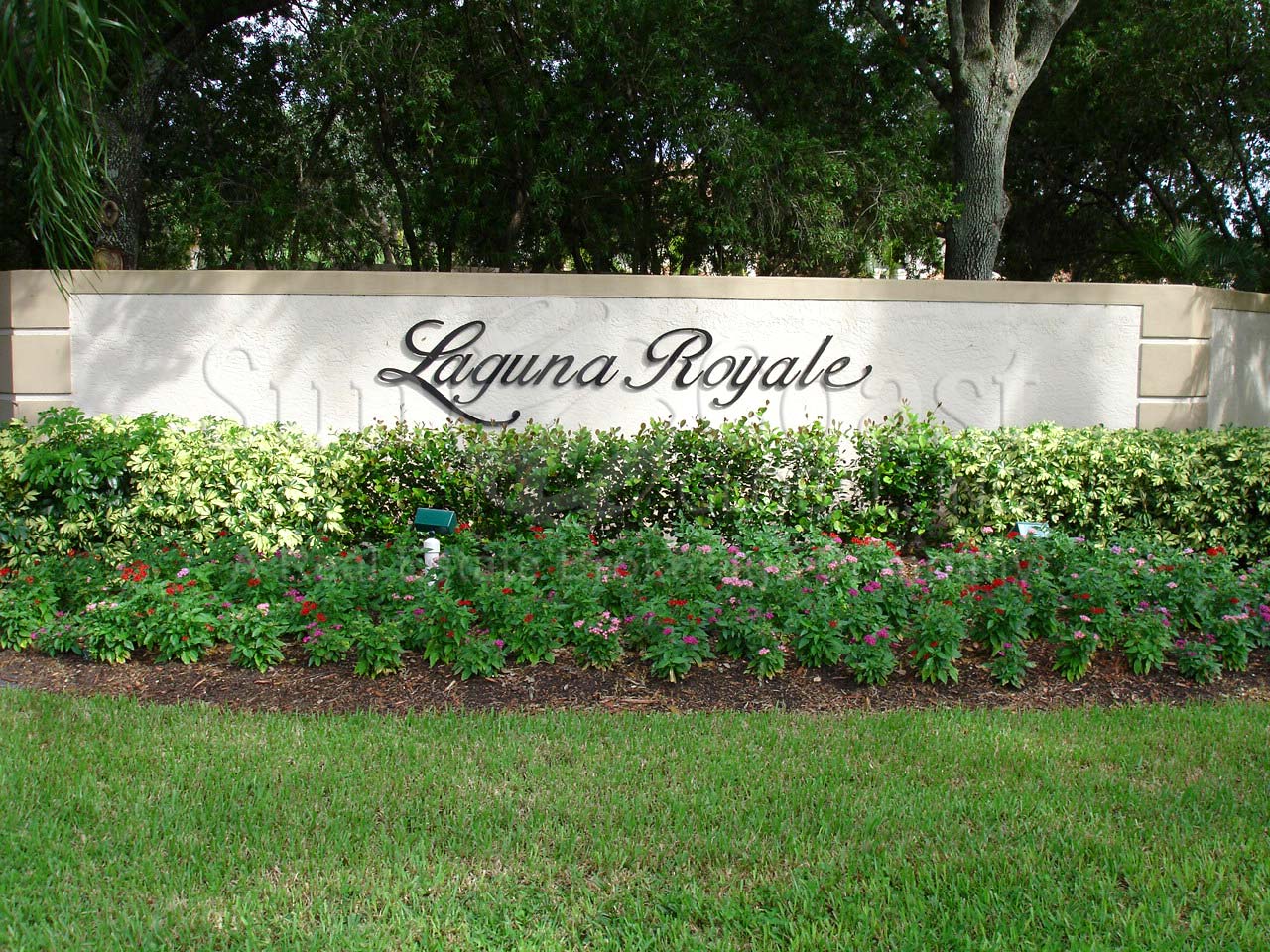 Laguna Royale signage