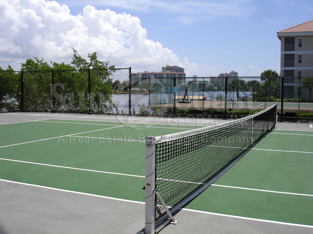Le Dauphin Tennis Courts