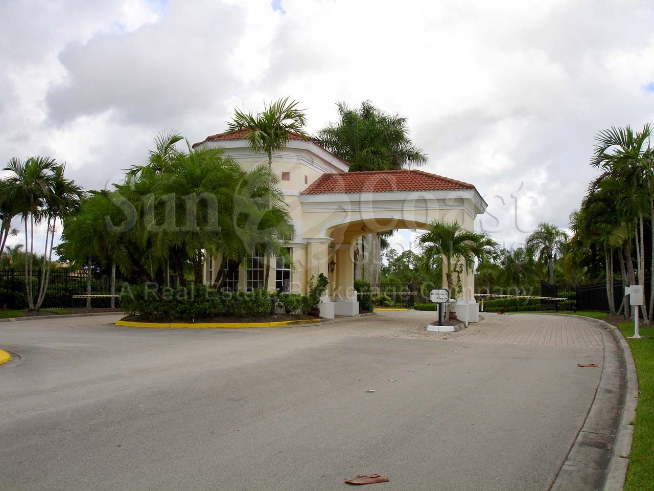 NAPLES LAKES COUNTRY CLUB 24 hour manned gated entrance