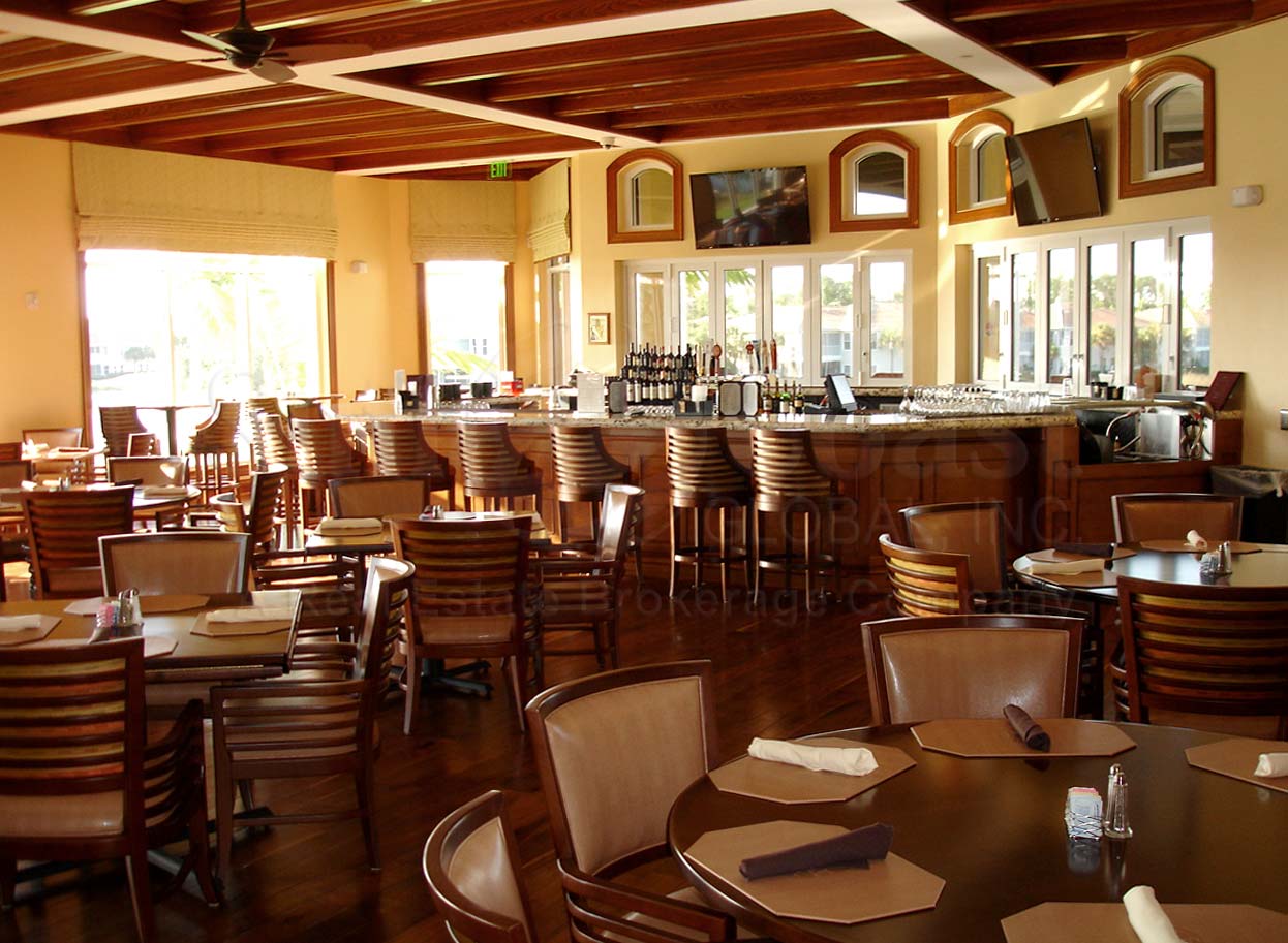 NAPLES LAKES COUNTRY CLUB dining and bar