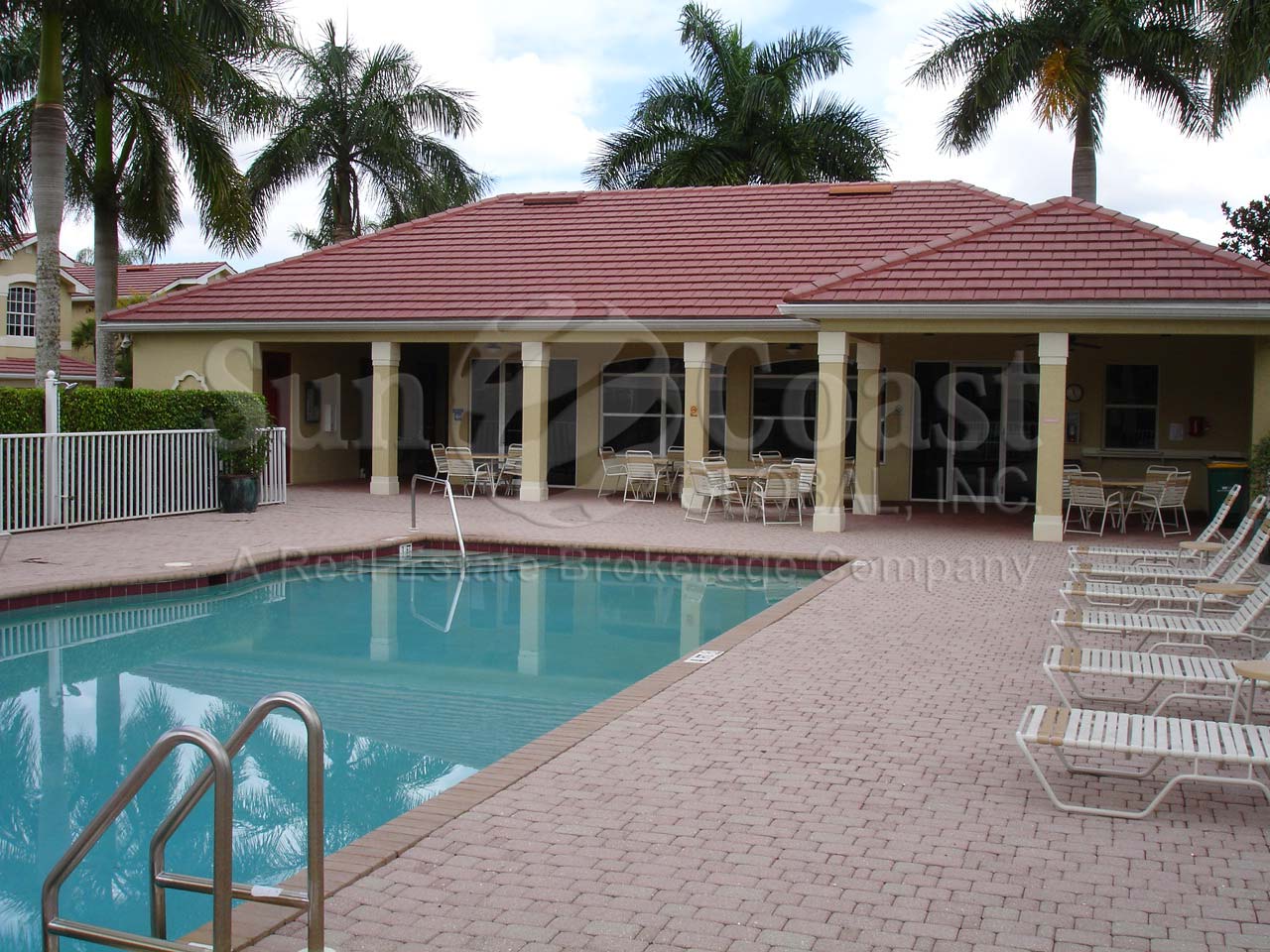 Pinnacle pool and clubhouse