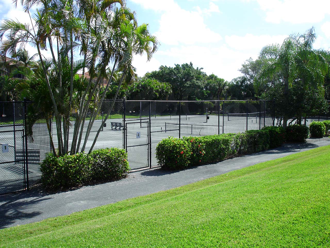 Twin Dolphins Shared Tennis Courts with La Peninsula