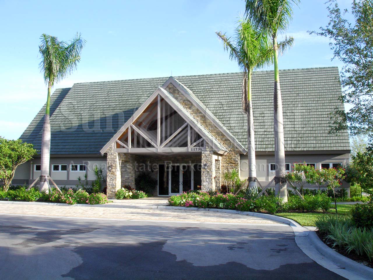 TWIN EAGLES fitness center and pool