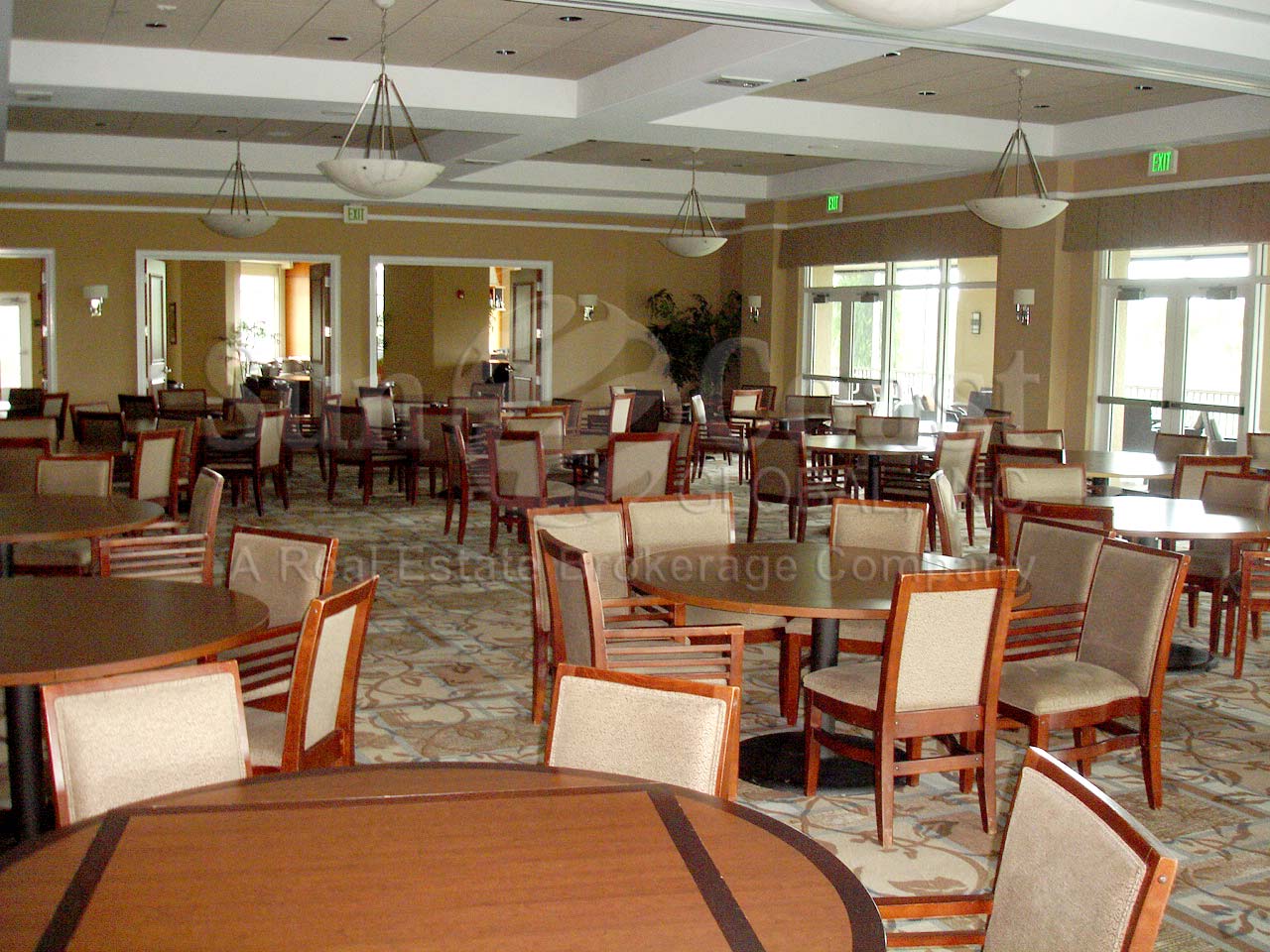 WINDSTAR Country Club dining