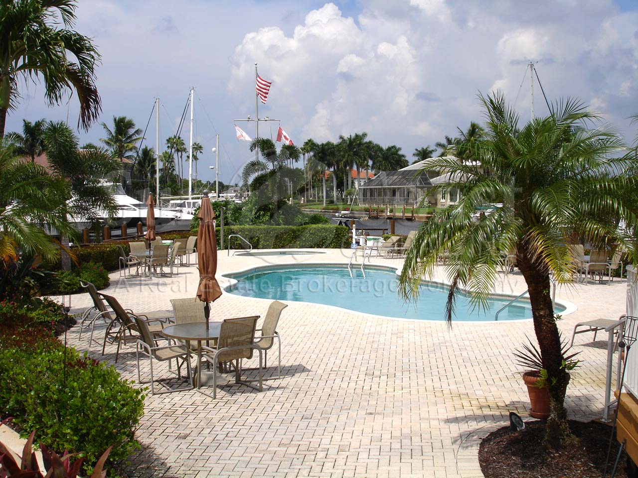 WINDSTAR Southpointe Yacht Club pool and hot tub