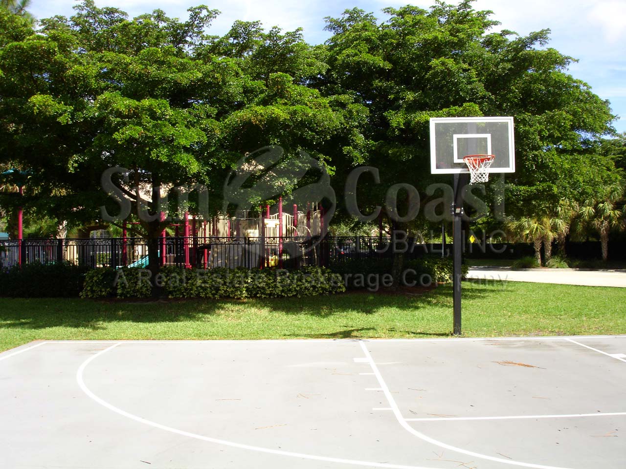 SATURNIA LAKES Basketball Court